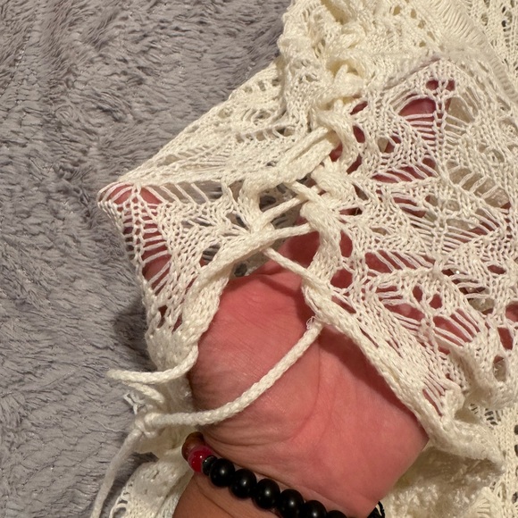 Elegant Cream Lace Beach Cover-Up - Picture 4 of 7